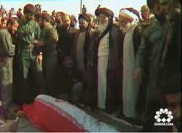 moslem_FARAGHIL's tweet photo. سالها کسی نمیدانست چرا آیت الله گلپایگانی در حین نماز بر پیکر مطهر امام خمینی ناگهان سکوت کردند
دیگران تصور کردند فراموش کردند و چند بار در گوش ایشان تکرار کردند اما همچنان سکوت کردند تا بعد مدتی شروع به خواندن کردند
از فرزند خود قول گرفته بودند تا زنده هستند جایی نقل نکند/ادامه https://t.co/Zr0Eoza2YL