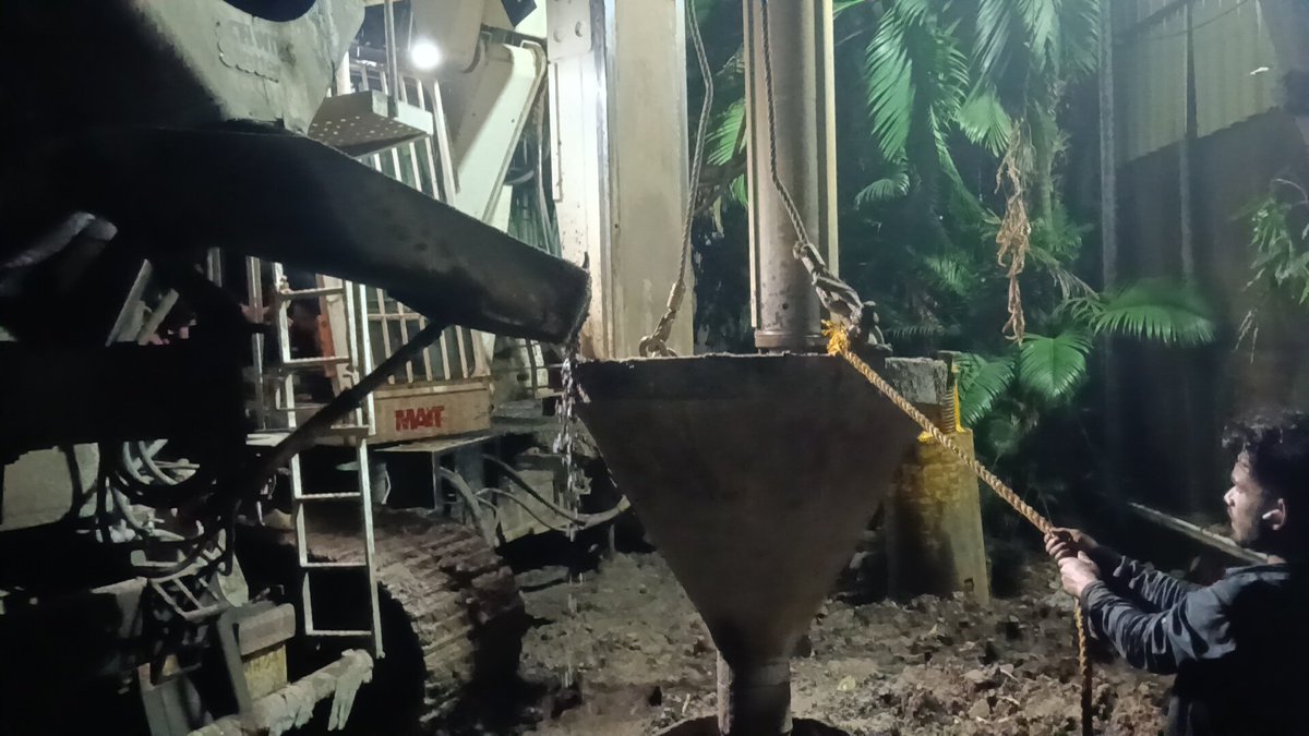 CivilByRaj's tweet photo. 7 PM. Mumbai. Still working. 👇
Live concrete pour into a pile bore — night shift.
M40 concrete. Skip bucket. MAT HR 180.
Construction doesn't stop when the sun goes down.
Stayed on site till 8:30 PM today. 🌙🏗️
#CivilEngineering #NightShift #Piling #Mumbai https://t.co/8MXveOTaUi