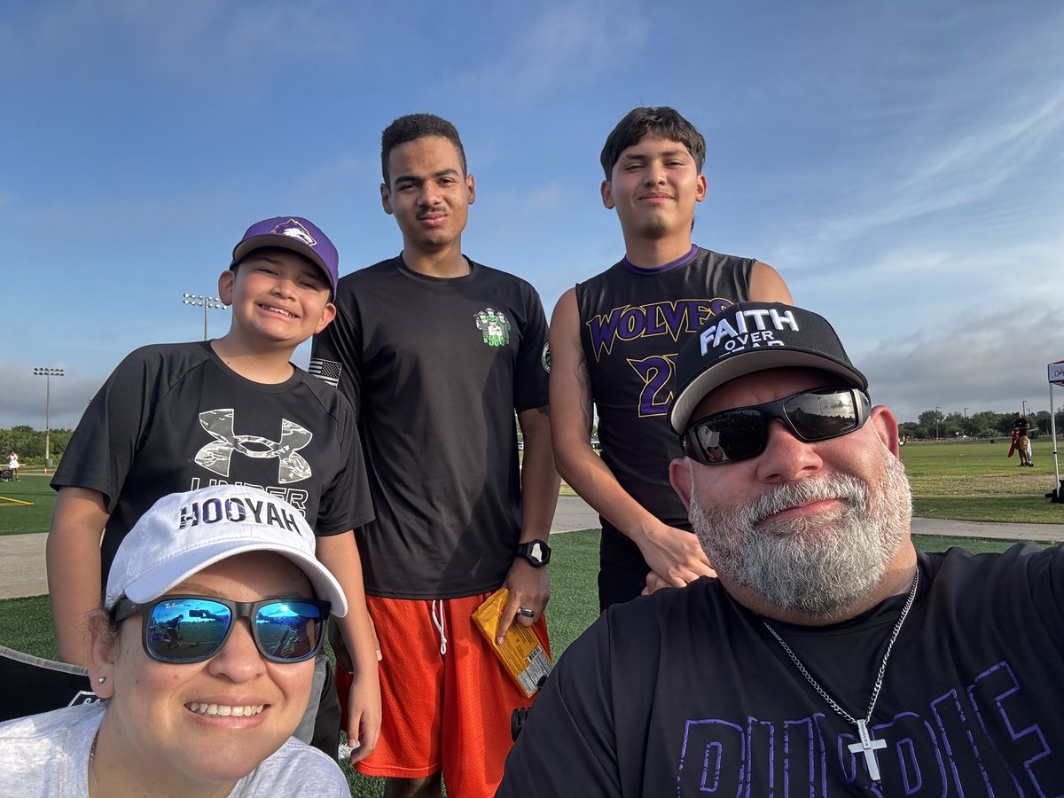 Joshua_G_2027's tweet photo. Had a great time at the state 7v7. Went up against some greet completion. Had a few pbu’s and lockdowns. Grateful that my big brother got to come home to visit from the Air Force and see me play. Senior season loading 🔋#foreverfamily #lockdowncorner 🔒 https://t.co/j9pzdvltxj