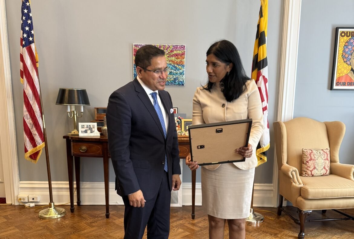 SAHeraldNews's tweet photo. Maryland Cabinet Joins Lt. Governor Miller in Honoring Indian-American Journalist

#SouthAsianHerald #IndianAmericanJournalism #ArunaMiller #Maryland #SouthAsianDiaspora
https://t.co/YQ6yWjmmup https://t.co/QcBsi6QlL6