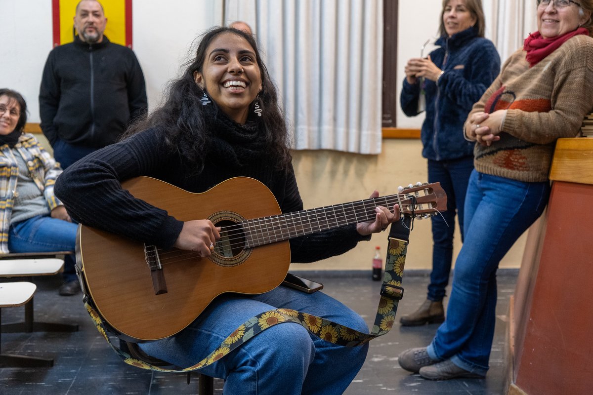 FCEA_UdelaR's tweet photo. 𝗧𝗮𝗹𝗹𝗲𝗿 𝗱𝗲 𝗺𝘂𝗿𝗴𝗮 del Servicio Central de Inclusión y Bienestar Universitario @bienestarscbu en #FCEA 🎭
🎶 Si tenés ganas de cantar murga, reírte, compartir y jugar, esto es para vos.
ℹ️ Más info. ➡️ https://t.co/hGbKd9gaWc
📸 https://t.co/APrj5EUujn https://t.co/m9xnAMt5ib