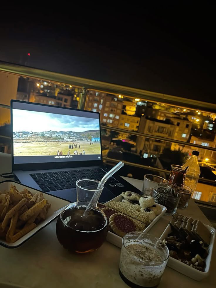 miyavdesenn's tweet photo. Gelecekteki eşimle gece geç saatlere kadar balkonda sohbet ettiğimiz evren https://t.co/k27A4SCxQp