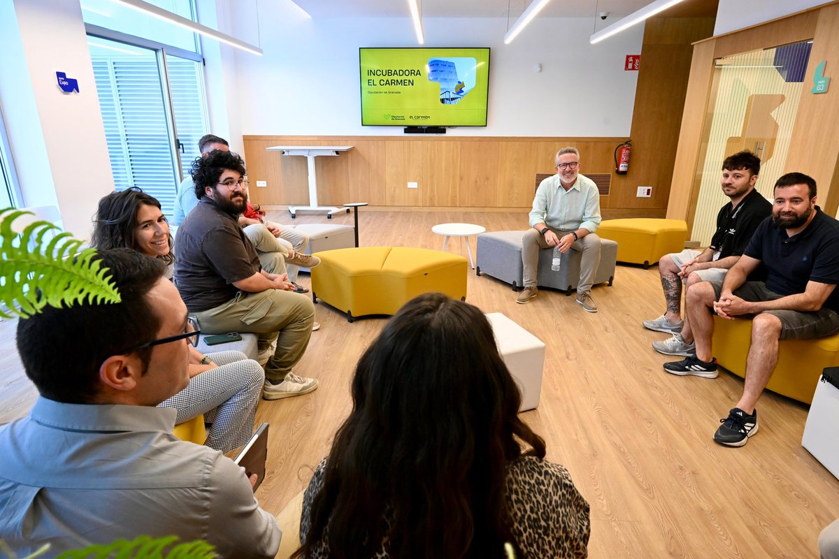 dipgra's tweet photo. ➡️El diputado de Fondos Europeos, Desarrollo, Industria y Empleo, Antonio Díaz, ha conocido de primera mano las iniciativas empresariales que este año forman parte del proyecto de la Incubadora El Carmen de la Diputación de Granada https://t.co/vOIhY3OPte