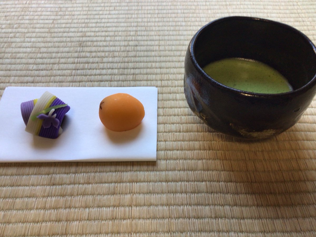 aki_it_akky's tweet photo. さっきまでVRCで茶会に参加していました。リアルでも来月七夕茶会あるなぁ、、ちょっと前に投稿しましたが本日のお菓子は「水無月」。夏越しの祓、明日ですね。それはXの過去記事をご覧いただくとして、三枚目にリアルお茶貼っておきますｗ（結局これも前のｗ）それではおやすみなさい。
#VRC茶道部 https://t.co/hEL3YHFeP9