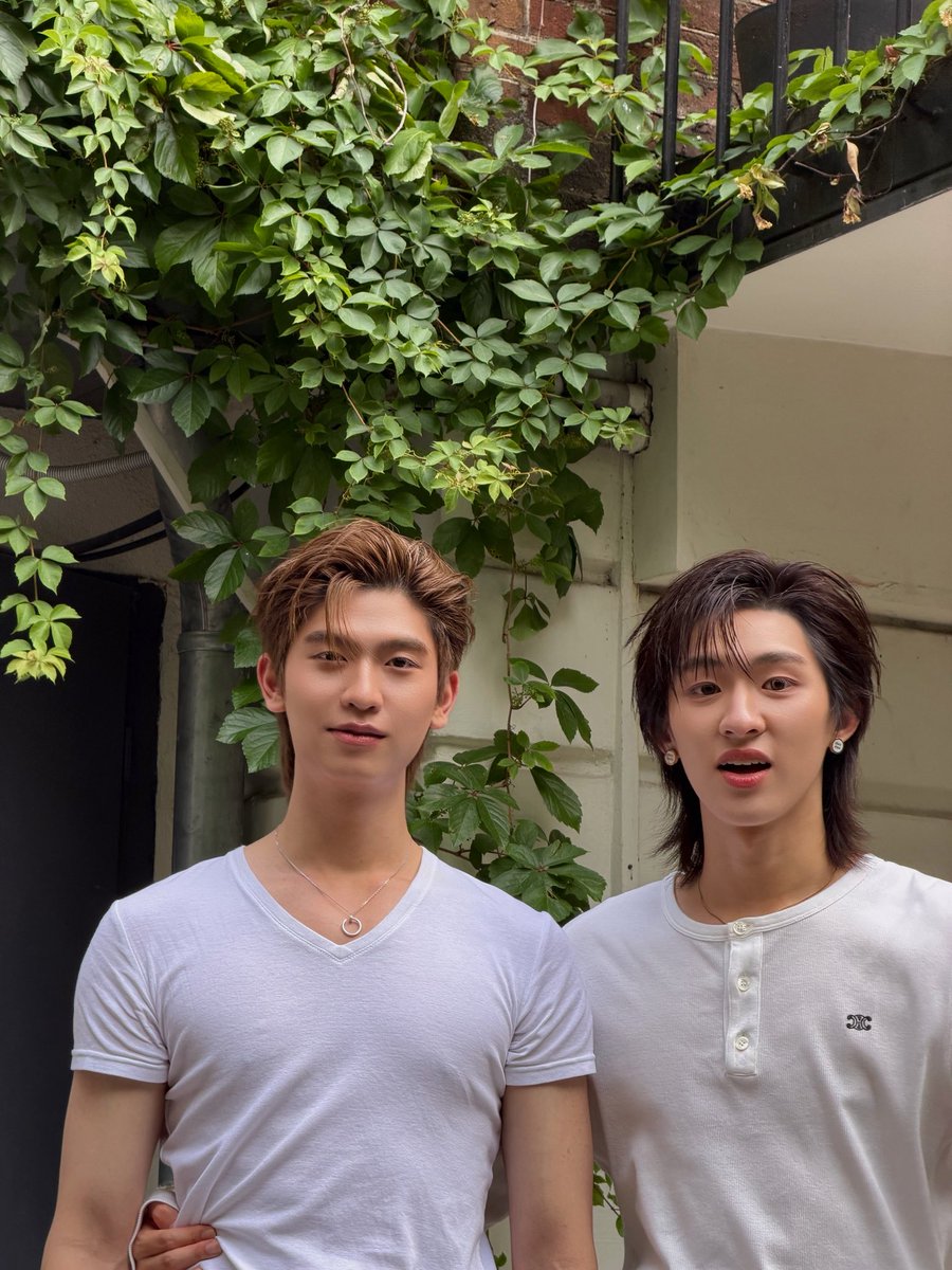 nornor_jiro's tweet photo. โทกี้มาเห็นรูปนี้จะตกใจมั้ยไม่ได้ไปทำไมเห็นตัวเองยืนให้แม่กอด https://t.co/4oSi5yF5SL