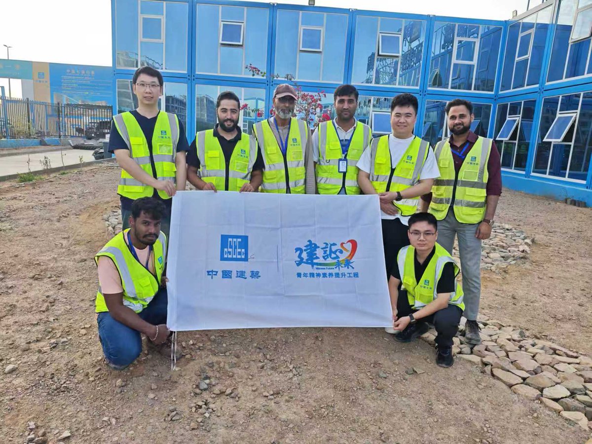 CSCECBDNEWS's tweet photo. Recently, in the CSCEC project, young employees organized a sanitation cleanup activity. They concentrated on clearing the waste paper and other garbage from the roads, open spaces and green belts around the project.😄😄😄#cscec https://t.co/qgYFUPvH9D