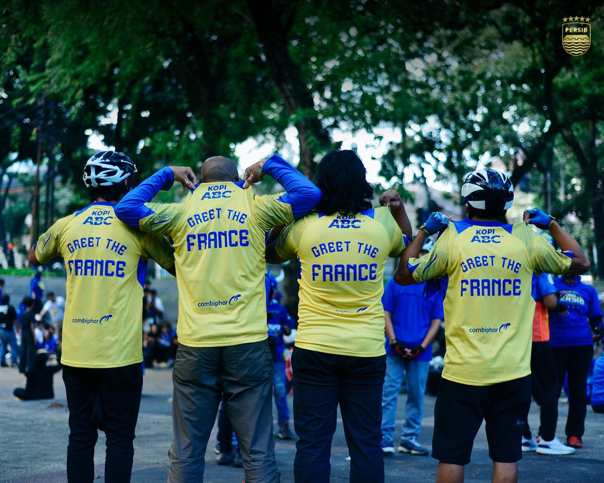 persib's tweet photo. #PERSIB ada untuk semua 💙

Kolaborasi bersama Bike To Work Bandung melalui positive movement "Greet the French": Satu Perjalanan, Dua Misi.

Membawa #SumangetAnyar untuk menyambut rekrutan baru kita, Gabriel Mutombo, sekaligus mengampanyekan keselamatan bersepeda di jalan raya.

Hatur nuhun Bike To Work Bandung atas kolaborasinya.

Satu misi selesai. Next?

#WilujengSumping #GabrielMutombo