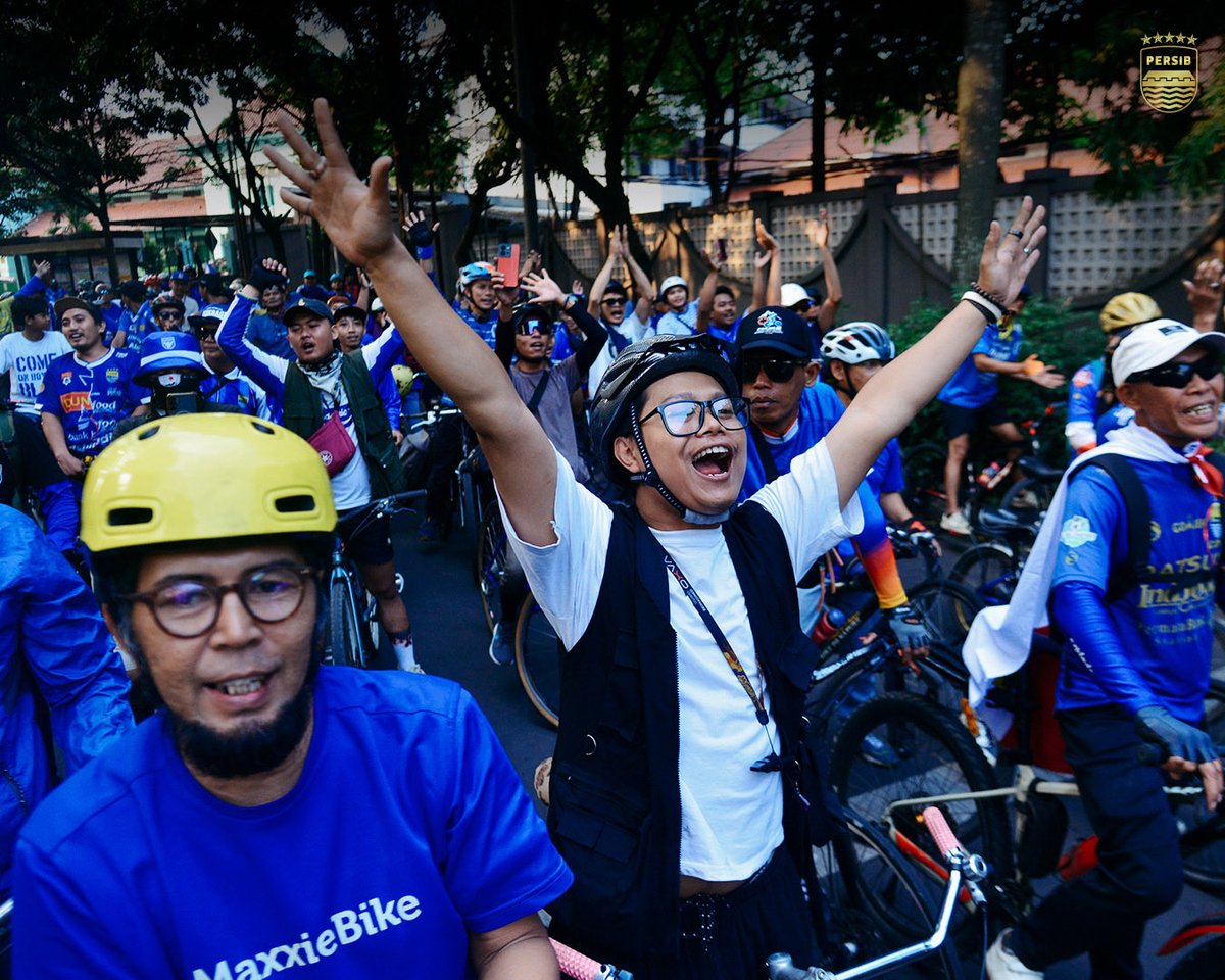 persib's tweet photo. #PERSIB ada untuk semua 💙

Kolaborasi bersama Bike To Work Bandung melalui positive movement "Greet the French": Satu Perjalanan, Dua Misi.

Membawa #SumangetAnyar untuk menyambut rekrutan baru kita, Gabriel Mutombo, sekaligus mengampanyekan keselamatan bersepeda di jalan raya.

Hatur nuhun Bike To Work Bandung atas kolaborasinya.

Satu misi selesai. Next?

#WilujengSumping #GabrielMutombo