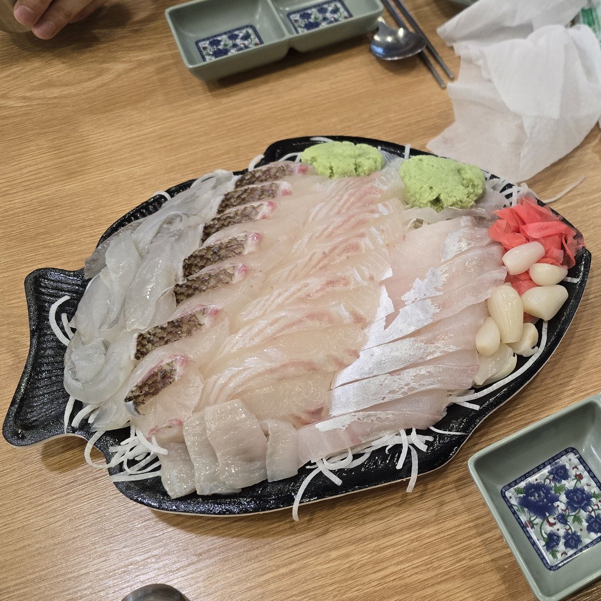 jina_plus's tweet photo. 📍싱싱해수산

전날 오마카세 먹고 또 회먹으러 가는 인간이 있다...? 원래 자제하려고 했지만 월드컵 경기 이벤트에서 매국베팅이 당첨되어버림
그렇게 먹게 된 도다리회ㅋㅋㅋㅋㅋ
오징어회도 먹고 싶어서 이건 내돈내산으로 시켰는데 맛있었다. 입가심 매운탕도 안 까먹고 시킴 https://t.co/KSWROolosi
