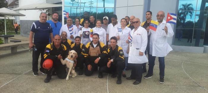 Granma_Digital's tweet photo. 🇨🇺🇻🇪⛑️Llega a Venezuela Brigada Especial de Salvamento y Rescate de Cuba.

🆘Los rescatistas de la Isla se unirán a las actividades de búsqueda y salvamento en las regiones afectadas por el reciente evento sismológico. Así lo informó la Embajada de Cuba en la nación sudamericana. https://t.co/CHgqwDmy6B