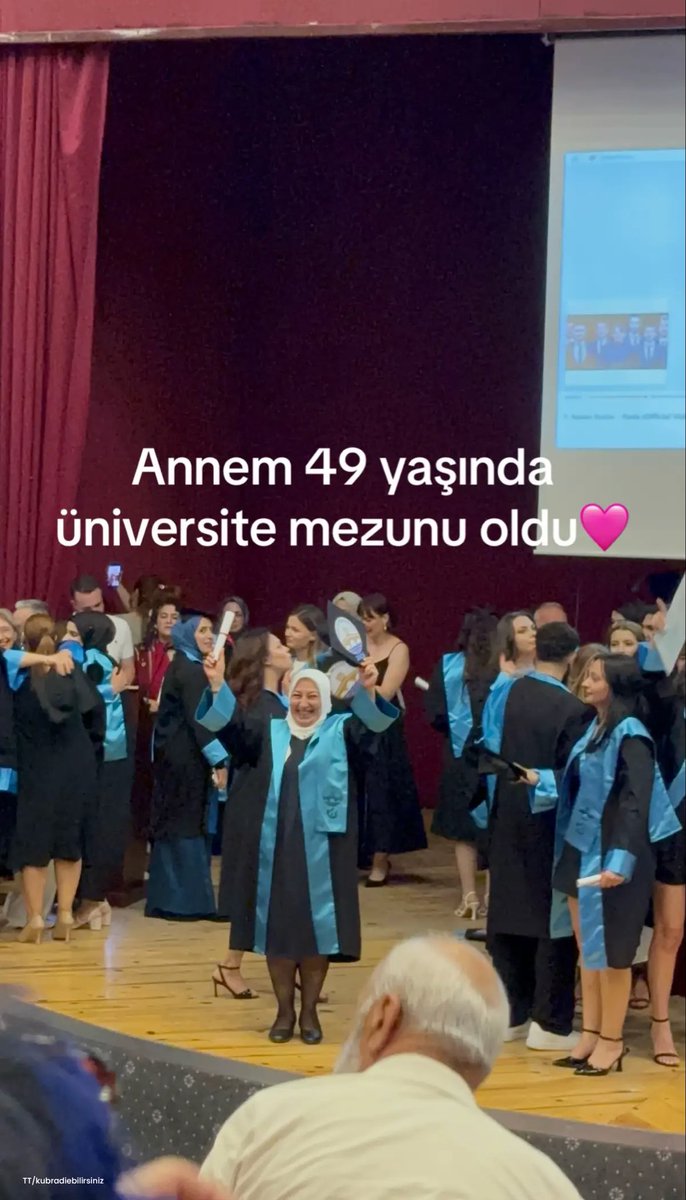 onedio's tweet photo. Bir genç, 49 yaşında üniversiteden mezun olan annesini paylaştı. https://t.co/6Szz3GMSiq