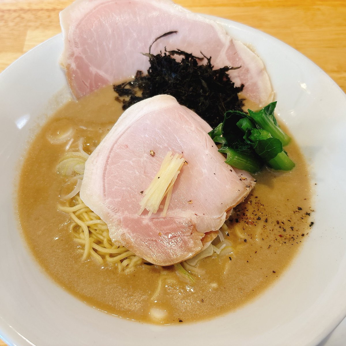 dejishin2's tweet photo. 中華そば ひしお

牛骨と茸の白湯そば
肉ごはん
卵黄プリン

超濃厚だけど繊細でクリーミーな牛骨出汁のスープ🍜

極細の麺がスープを絡め、吸い上げるので麺を食べ進めるといい感じでスープも無くなる・・・
これもきっと計算されたモノなんだろうな🤔

🍖🍚　肉肉🍖しくて旨っ😋

@hishio_matusiro https://t.co/vxYoy5UegI