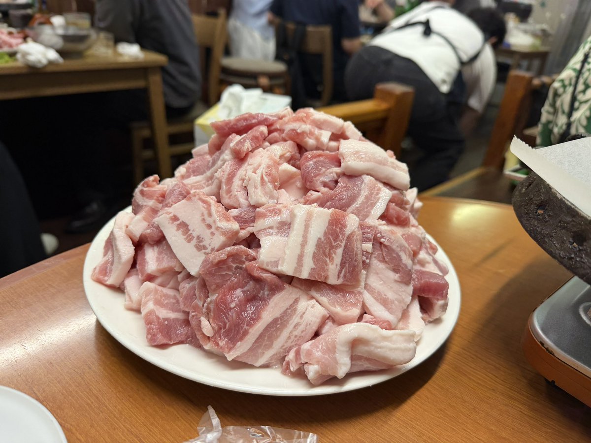 kimjonteran's tweet photo. とりあえず御徒町の漢陽に行った。で、1人来れなくなったので3人でサムギョプサル食う。とても食い切れない。近くの韓国人ダブルデート組に差し上げた。 https://t.co/cwmh2juQCz