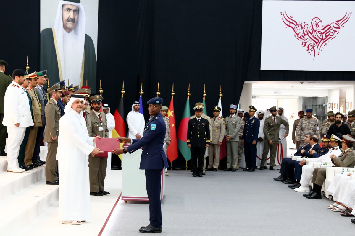 RwandaMoD's tweet photo. Today, two Rwanda Defence Force Senior officers, Lt Col Christian Mushengezi and Lt Col John Bosco Kamuhangire  graduated from defence studies programmes at the Joaan bin Jassim Academy for Defence Studies after successfully completing a ten-month programme of professional military education. 

In addition to their military training, the officers also completed Arabic language studies, further strengthening their capacity for international military cooperation.

The ceremony was held under the patronage of HE Sheikh Saud bin Abdulrahman Al Thani, Deputy Prime Minister and Minister of State for Defence Affairs and attended by senior officials of the Qatar Armed Forces, diplomatic representatives, and distinguished guests. The RDF was represented by the Rwanda Defence Attaché to Qatar, Col. Bernard Niyomugabo.
======================

Uyu munsi, ba Ofisiye bakuru babiri bo mu Ngabo z'u Rwanda, Lt Col Christian Mushengezi na Lt Col John Bosco Kamuhangire, basoje amahugurwa ya gisirikare yamaze amezi icumi mu gihugu cya Qatar,  mu Ishuri Rikuru rya Gisirikare Joaan bin Jassim Academy for Defence Studies.
Uretse amahugurwa ya gisirikare, aba basirikare banarangije amasomo y'ururimi rw'Icyarabu, bikazarushaho kubongerera ubushobozi mu bufatanye mpuzamahanga mu bya gisirikare.

Umuhango wo gutanga impamyabumenyi wayobowe na Nyakubahwa Sheikh Saud bin Abdulrahman Al Thani, Minisitiri w'Intebe Wungirije akaba n' Umunyamabanga wa Leta ushinzwe ibijyanye n'ingabo muri Qatar.
Witabiriwe kandi n'abayobozi bakuru b'ingabo za Qatar, abahagarariye ibihugu byabo mu by'ububanyi n'amahanga, ndetse n'abandi bashyitsi b'icyubahiro. 
Ku ruhande rwa RDF, yari ihagarariwe na Col Bernard Niyomugabo, uhagarariye u Rwanda mu bya gisirikare mu gihugu cya Qatar.