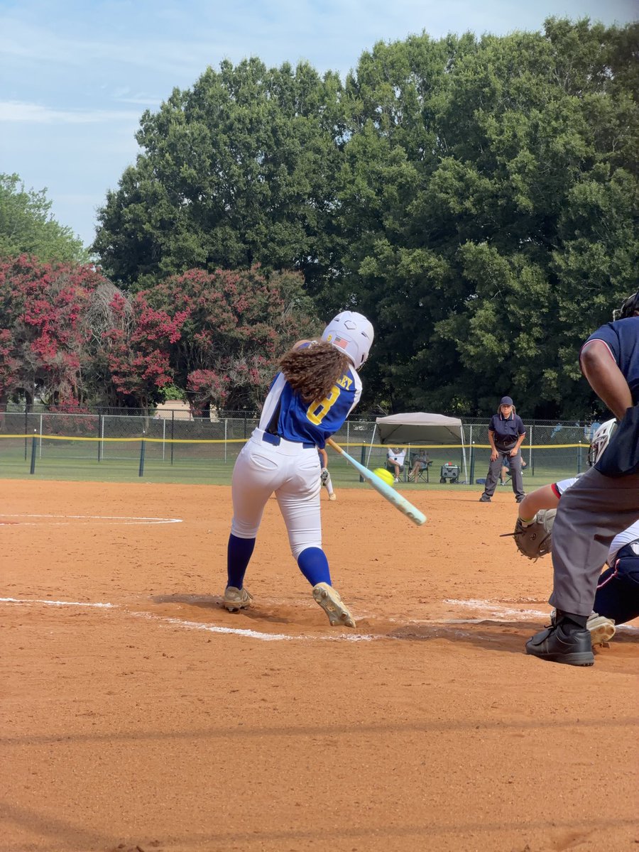 ko_Martinez_nc's tweet photo. These girls continue to grow, compete, and represent our program the right way at the East Coast Fireworks Showcase! 🔥🎇

Next up: Cardinal Classic Team Camp | July 11-12  💪

#KnockoutsMartinez #FocusDisciplineEffortAttitude #RecruitKnockouts https://t.co/j7Qvj4KQD6