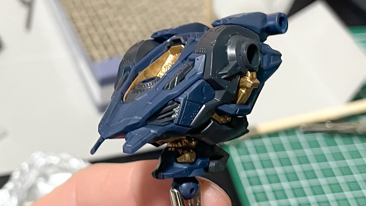 biker0412's tweet photo. 胴体組み上げ🤖
複雑な面構成と細かいディテール、独特な形状で組んでてめっちゃ楽しい😆

ブルーは成型色のまま💡
ゴールド部分はランナーごと筆塗り🖌️
首元やインテークはグレーの成型色っぽく調色して部分塗装🖌️
インテーク内のシルバーがチラ見えしていい感じ☺️
#AC6
#30MM
#スティールヘイズ https://t.co/LIMLSHRr8K