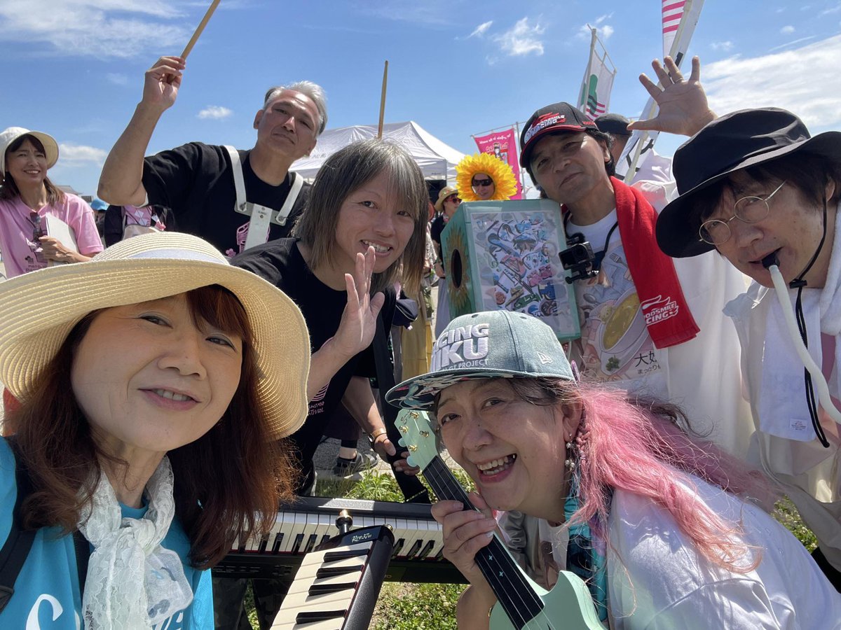 somaliz2020's tweet photo. 松フェス２日目‼️
朝イチのパレードは副実行委員長の
#佐藤達哉 さんを中心に日本三景の松島の街を練り歩いたよ✨
S♪maliz bandは #松島離宮庭園 ステージで13:10〜演奏‼️
暑い中たくさんの皆さんに足を運び手拍子や振り付けで応援📣してもらい、
実行委員さん、PAさん、お店の皆さん
thank you❣️ https://t.co/nLk8ymgSGd