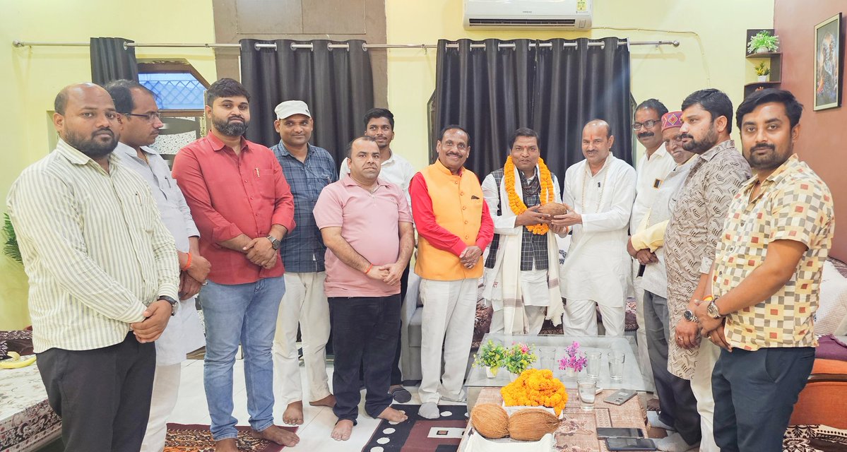 Ravisahump's tweet photo. सिंगरौली में भाजपा जिला अध्यक्ष श्री सुन्दर शाह जी के निवास पर आत्मीय स्वागत सम्मान हुआ। इस हेतु उपस्थित सभी सामाजिक पार्टी कार्यकर्ताओं का हार्दिक आभार व्यक्त करता हूं। 
इस अवसर पर उपस्थित सभी साथियों ने संगठन की मजबूती एवं सामाजिक एकजुटता का संदेश दिया।
इस अवसर पर जिला महामंत्री विक्रम सिंह चौहान, मंडल अध्यक्ष सौरभ गुप्ता, मंडल महामंत्री जयप्रकाश शाह, कार्यवाहक अध्यक्ष मध्य प्रदेश तैलिक साहू सभा लखन लाल अहिरवार, नारायण साहू, सत्यालाल साहू, अर्जुन शाह, सीताराम वर्मा एवं आकाश शाह सहित युवा साथी उपस्थित रहे।
@sunderlal4bjp @BJPfourSingrau
#RaviSahuMp #सिंगरौली