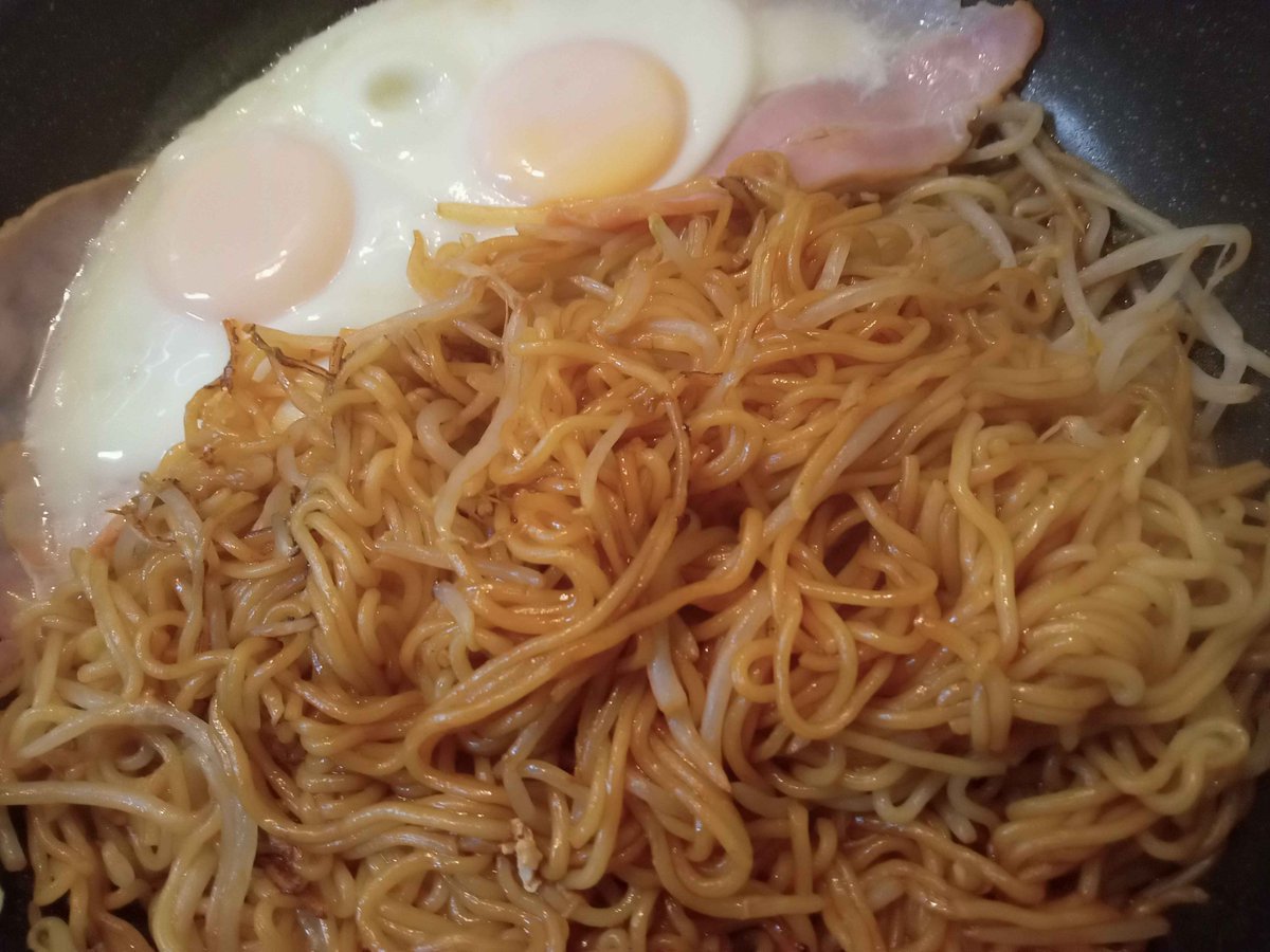 Hal_Shimaki's tweet photo. 晩ご飯は一人暮らし特有のクソ雑焼きそばです https://t.co/IUWx9FYTlN