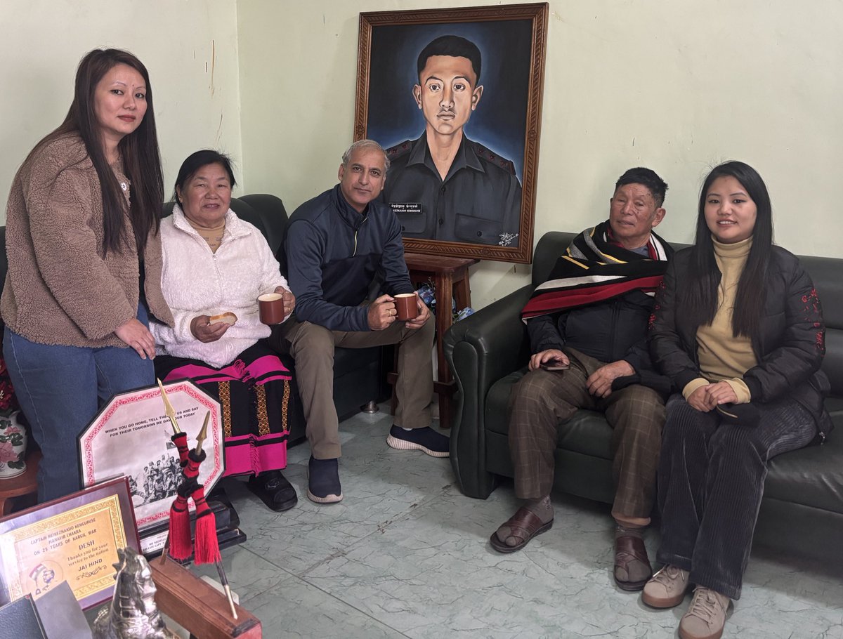 37VManhas's tweet photo. Meet Smt Dinuo &amp; Sh Neisielie Kenguruse and their daughters. Their son

CAPTAIN N KENGURUSE
MVC
2 RAJRIF #IndianArmy

despite being shot in climbed at 16000ft barefooted in -10⁰ temp carrying rocket launcher.
Decimated 7 bunkers, killed many pakis before falling to bullets. https://t.co/HiduVqKI4w