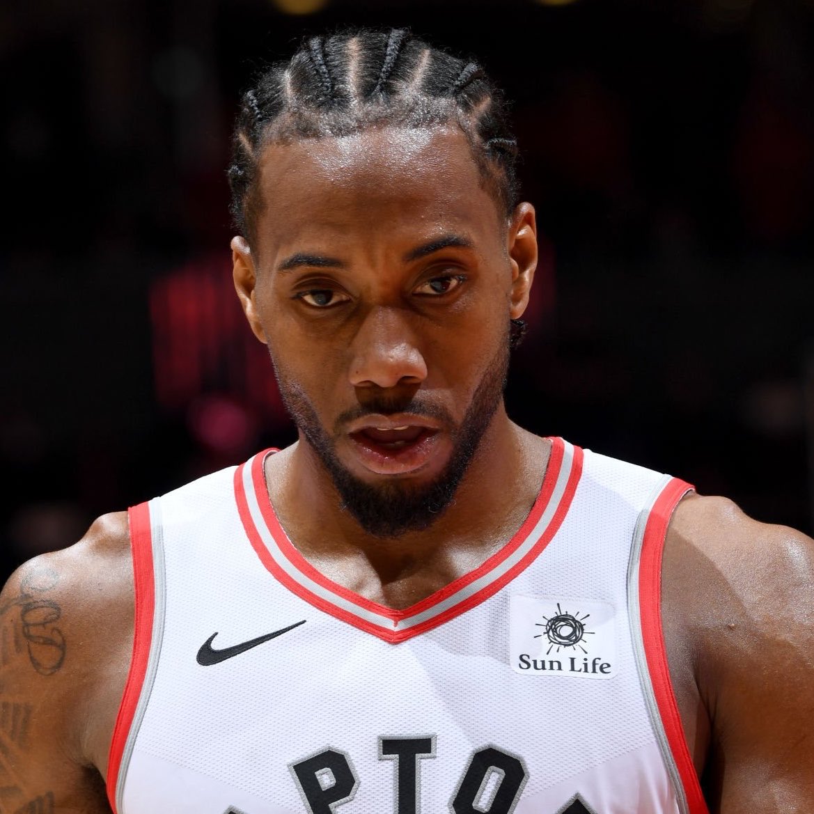 APH00PS's tweet photo. Kawhi Leonard is attempting to help the Clippers extract more value in a trade from the Raptors by announcing that he is willing to sign an extension with Toronto, per @WindhorstESPN. https://t.co/REJqasyjBo