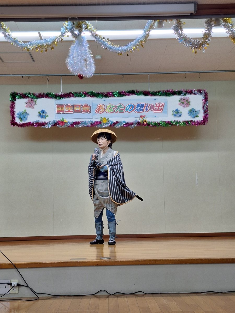 ota_yasuko's tweet photo. 令和8年6月29日(月)寝屋川市老連趣味会カラオケ部恒例お誕生日会で、午前と、午後計2曲歌って来ました🎵

ベサメムーチョと、飛んでイスタンブール、お友達は河内の次郎長、衣装が、良かったのでパチリ🎵

明日ブラジルとの試合勝って欲しいですね～🎵

ぽこちゃを始めます🎵 https://t.co/4uq8JjYl49