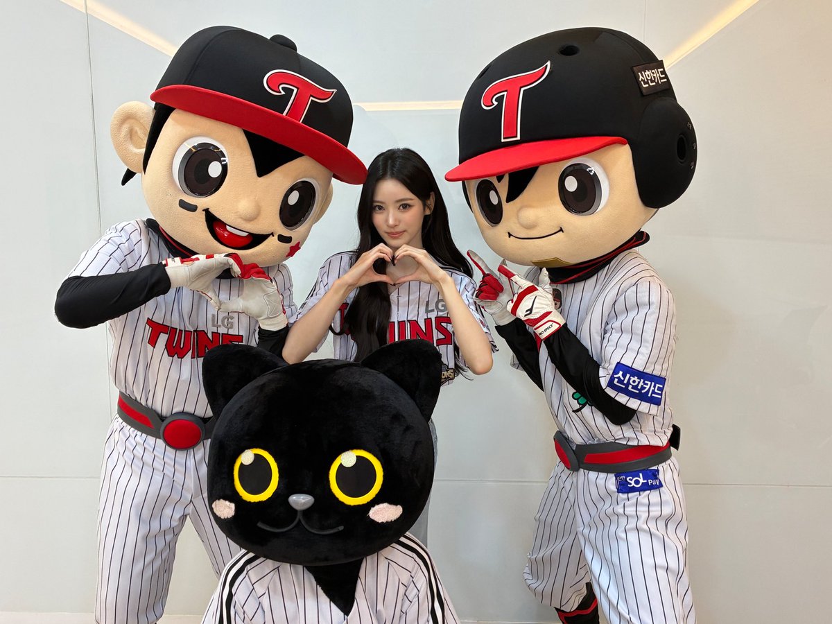 annatanara's tweet photo. The twins always make sure I had a great time for the whole day! They even did DDI RO RI challenge with me. I know we seem out of sync, but don't they look cute? 🥺♥️ https://t.co/t8E9hjq6gS
