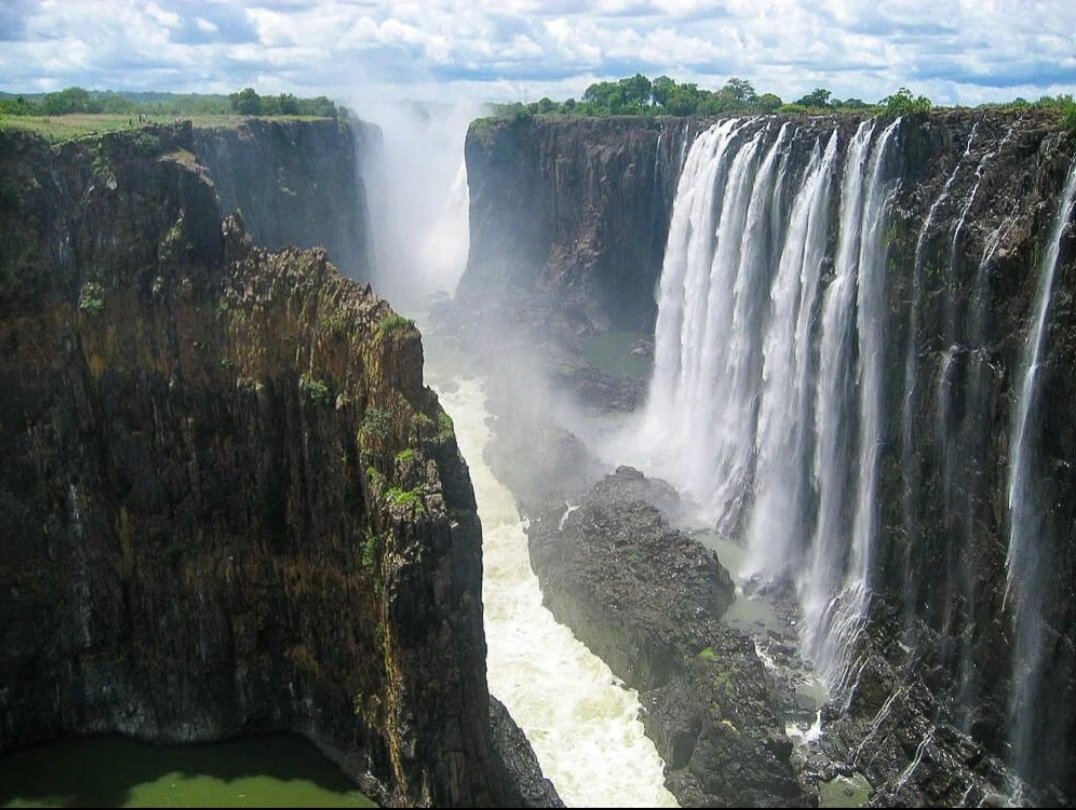 DaLittleBirdie's tweet photo. ✨📸🌈 Lost in the mist of pure magic. Where the earth roars and magic floats. 🌊🇿🇼
#VictoriaFalls #Zimbabwe
#TheSmokeThatThunders. https://t.co/alljg9zFwC