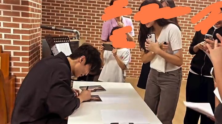shiyuelatte's tweet photo. it was really a whole fansign in church😭 https://t.co/XxgRO9DrYn