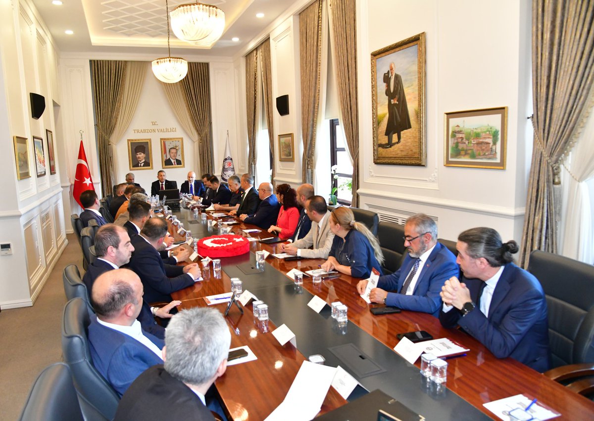 TrabzonValilik's tweet photo. İlimizin tanıtımına ve turizm potansiyelinin geliştirilmesine yönelik yürütülen çalışmalar kapsamında, bu yıl ikincisini düzenlediğimiz İl Tanıtım ve Geliştirme Kurulu Toplantımızı gerçekleştirdik.

Kültür ve Turizm Bakan Yardımcımız Sayın Nadir Alpaslan, TBMM Bayındırlık, İmar, Ulaştırma ve Turizm Komisyonu Başkanı Sayın Adil Karaismailoğlu ve beraberindeki kıymetli katılımcılarımızla düzenlenen toplantıda; ilimizin turizm potansiyelinin daha etkin tanıtılması, destinasyon çeşitliliğinin artırılması, sürdürülebilir turizm anlayışının güçlendirilmesi ve kurumlar arası iş birliğinin geliştirilmesine yönelik değerlendirmelerde bulunduk.

Sahip olduğumuz doğal, tarihî ve kültürel değerleri en iyi şekilde tanıtarak Trabzon'umuzun turizmden aldığı payı artırmaya çalışan tüm paydaşlarımıza teşekkür ediyoruz.