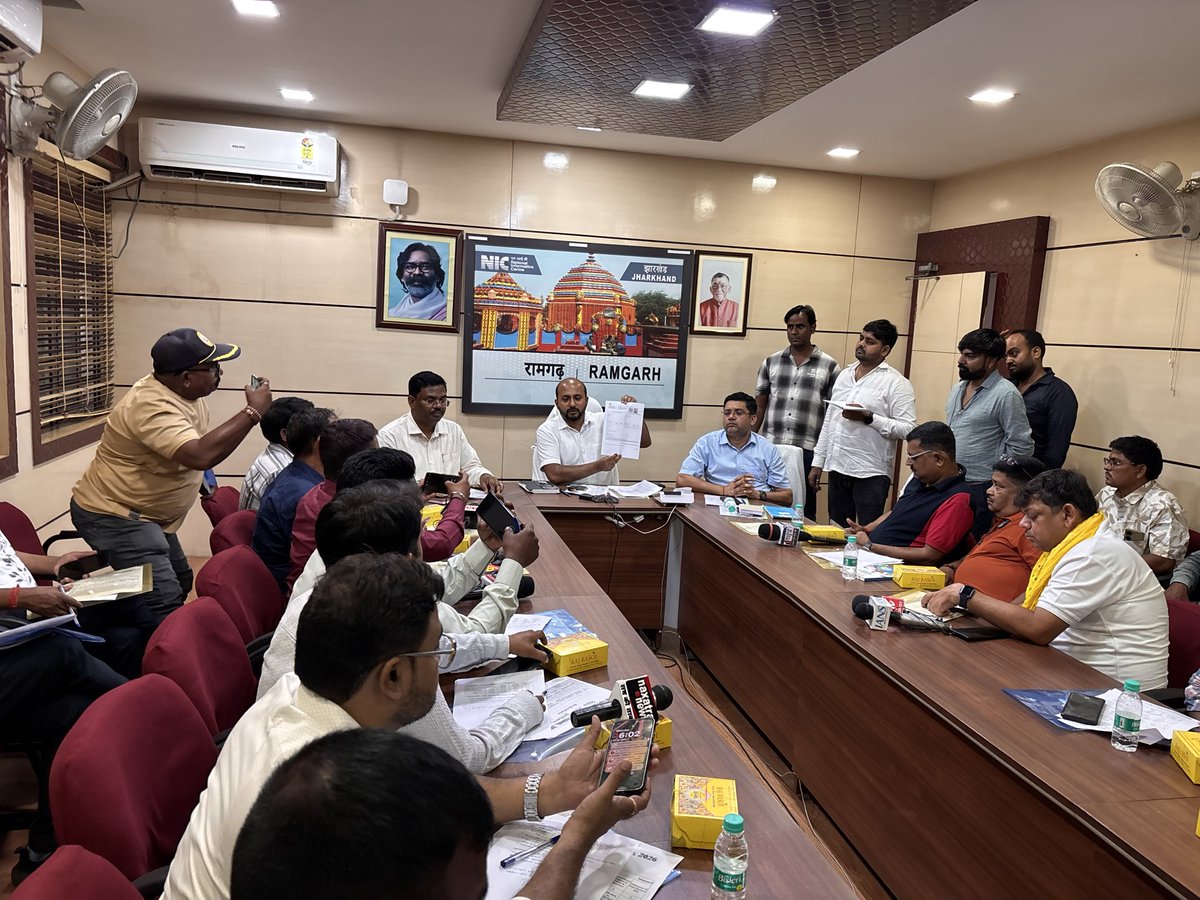 DC_Ramgarh's tweet photo. कल से रामगढ़ जिले में मतदाता सूची विशेष गहन पुनरीक्षण SIR2026 अभियान की शुरुआत हो रही है। 30 जून से 29 जुलाई तक BLO घर-घर जाकर गणक प्रपत्र भरवाएंगे। कल सुबह 11 बजे विशेष हैशटैग अभियान #JharkhandSIR से जुड़कर अपनी भागीदारी सुनिश्चित करें। जागरूक बनें, सहयोग करें! 
@ceojharkhand https://t.co/F6dN8njTMB