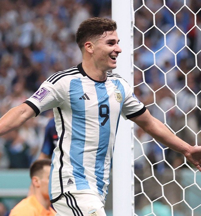 frabigol's tweet photo. A Agüero le va a doler el orto toda la vida saber que Julian con 22 años entró en un mundial e hizo todo lo que el fracasado sin corazón no hizo en tres mundiales.

Sale y habla mal porque mientras él no toco una pelota en semifinales, Julian hizo dos goles. Un asco de persona. https://t.co/ghpxeKWu5u