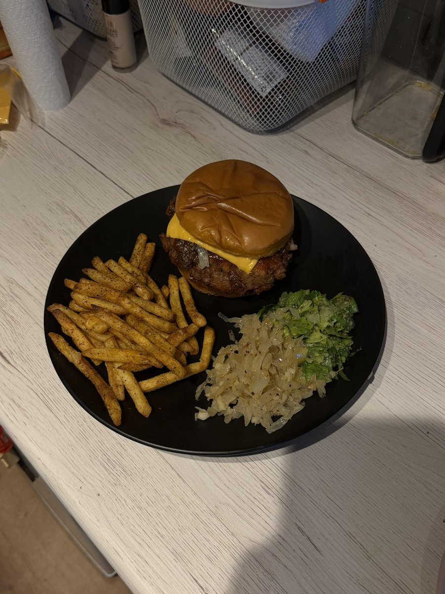 JacksDailyBites's tweet photo. Fried chicken burger, chips and salad 🍔 🥗 https://t.co/gPIdGT9avU