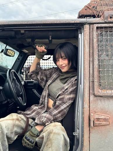 komanomiro's tweet photo. @yejddeongies RIGHT like this fit especially they really made her look like homotron 3000 and im supposed to move on oh ok https://t.co/uKkXQe9okg