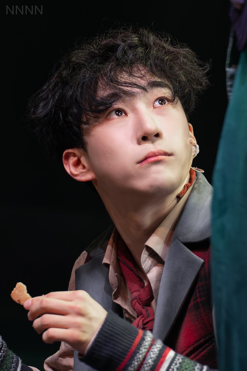 NNNN_pic's tweet photo. 260628 밤 뮤지컬 매드해터
스페셜 커튼콜 <이해가 되기도 하는 것 같기도 하다 part1>
노아 - 조환지 배우님

#조환지 https://t.co/QfKlkbuUg4