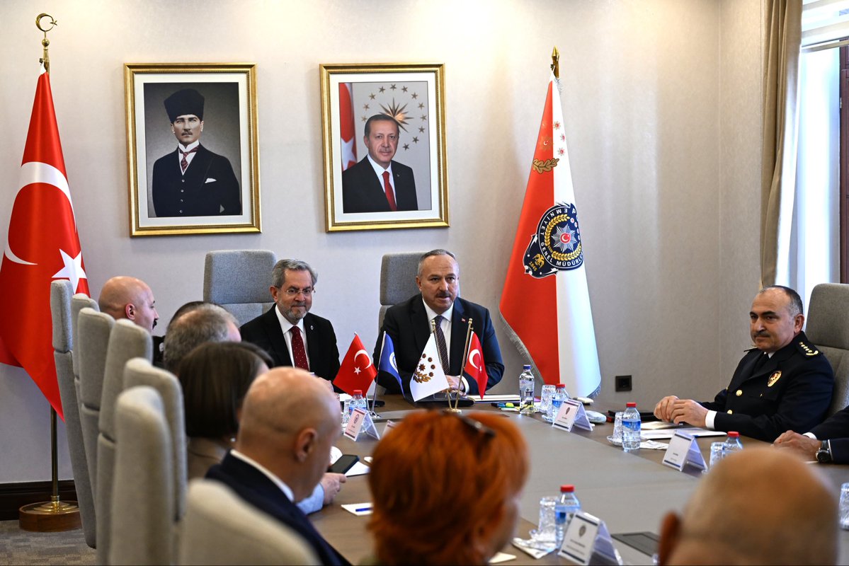EmniyetGM's tweet photo. Özel Güvenlik Denetleme Başkanlığımız, Ankara Üniversitesi Rektörlüğü, Güvenlik ve Savunma İşçileri Sendikası arasında İş Birliği Protokolü İmza Töreni gerçekleştirildi.

Törene; Emniyet Genel Müdürümüz Sayın Ali Fidan, Ankara Üniversitesi Rektörü Prof. Dr. Sayın Necdet Ünüvar, Güvenlik ve Savunma İşçileri Sendikası Genel Başkanı Sayın Ömer Çağırıcı, sendika yöneticileri ve temsilcileri ile kurum yöneticilerimiz ve teşkilat mensuplarımız katıldı.

Sayın Genel Müdürümüz konuşmalarında, Türkiye'nin özel güvenlik alanında dünyanın sayılı ülkeleri arasında yer aldığını, özel güvenlik hizmetlerinin kamu güvenliğinin ayrılmaz ve tamamlayıcı bir unsuru olduğunu vurguladı.

Protokol kapsamında kadın özel güvenlik görevlilerinin istihdamının ve sektördeki görünürlüğünün artırılması hedeflenirken; saha araştırmalarından elde edilecek verilerin bilimsel yöntemlerle analiz edilmesi, akademik raporlar hazırlanması ve özel güvenlik alanında ulusal ve uluslararası bilimsel etkinliklerde iş birliği yapılması konusunda mutabakata varıldı.

Sayın Genel Müdürümüz konuşmasını, "İçerisinde bulunduğumuz Özel Güvenlik Haftası vesilesiyle, ülkemizin dört bir yanında kamu güvenliğine büyük bir özveriyle katkı sunan tüm özel güvenlik görevlilerimizin haftasını kutluyor, görevlerinde kolaylıklar ve üstün başarılar diliyorum." sözleriyle tamamladı.