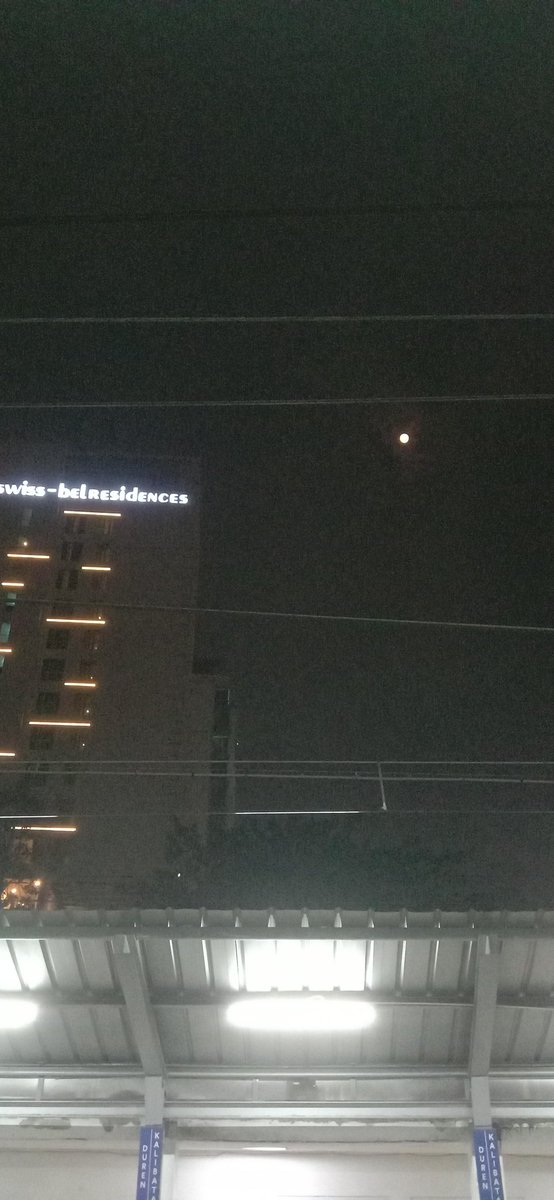 true_okt's tweet photo. @tanyakanrl Liat menfess ini auto nengok ke langit, dan bener bulannya lagi bagus https://t.co/o5AMdkrrgE
