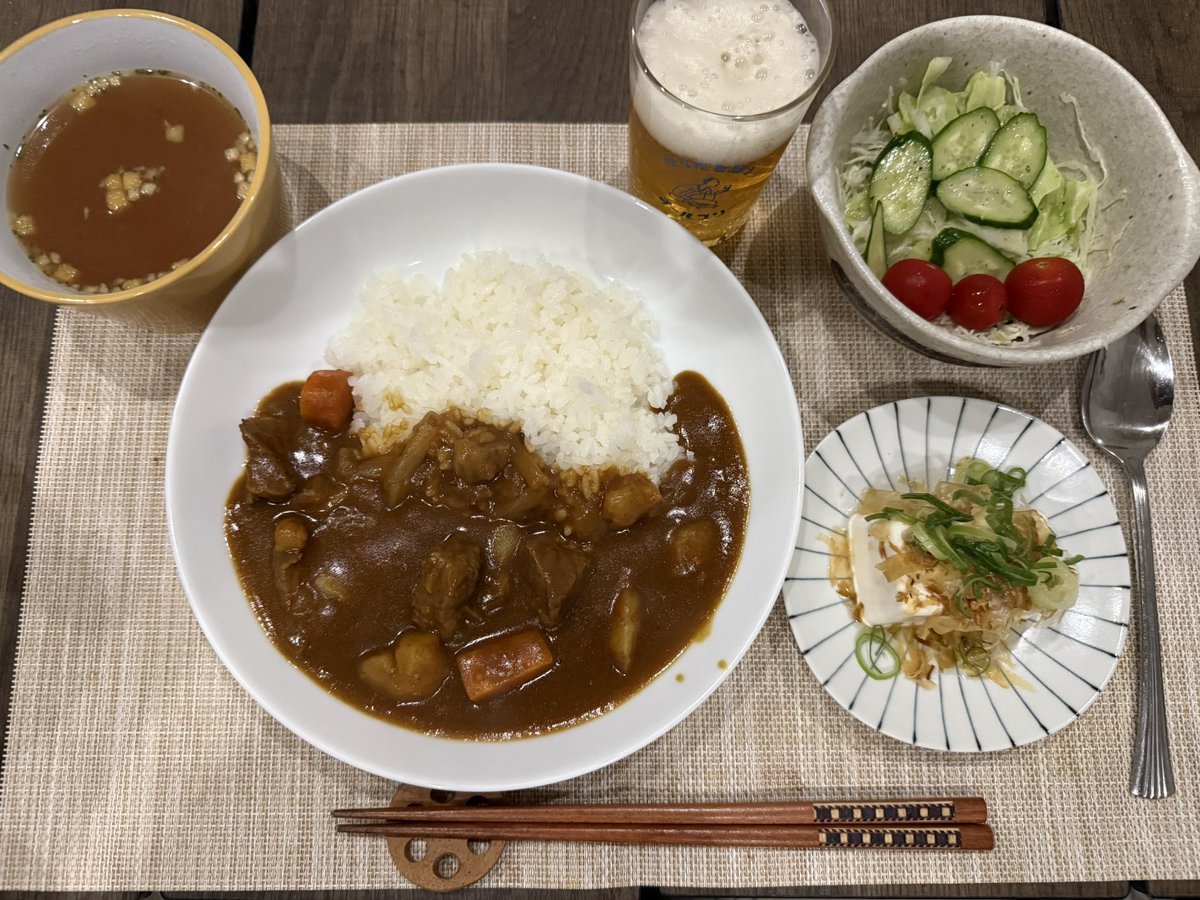 falconkw's tweet photo. 今日の晩ごはんはビーフカレーにしました。それからサラダと冷奴とクノールのカップスープ。美味しくできました。明日はたぶんカレーうどんです :-) https://t.co/AqKqbeT04C