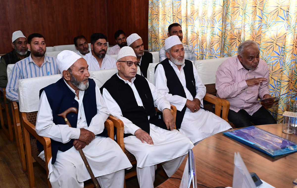 CM_JnK's tweet photo. Hon'ble MLA Beerwah Dr. Shafi Ahmad Wani called on the Chief Minister today, accompanied by delegations comprising senior citizens, youth representatives, members of the Shia community from Magam, and representatives of the Beerwah Traders Federation. https://t.co/6ZzA2Bck8u