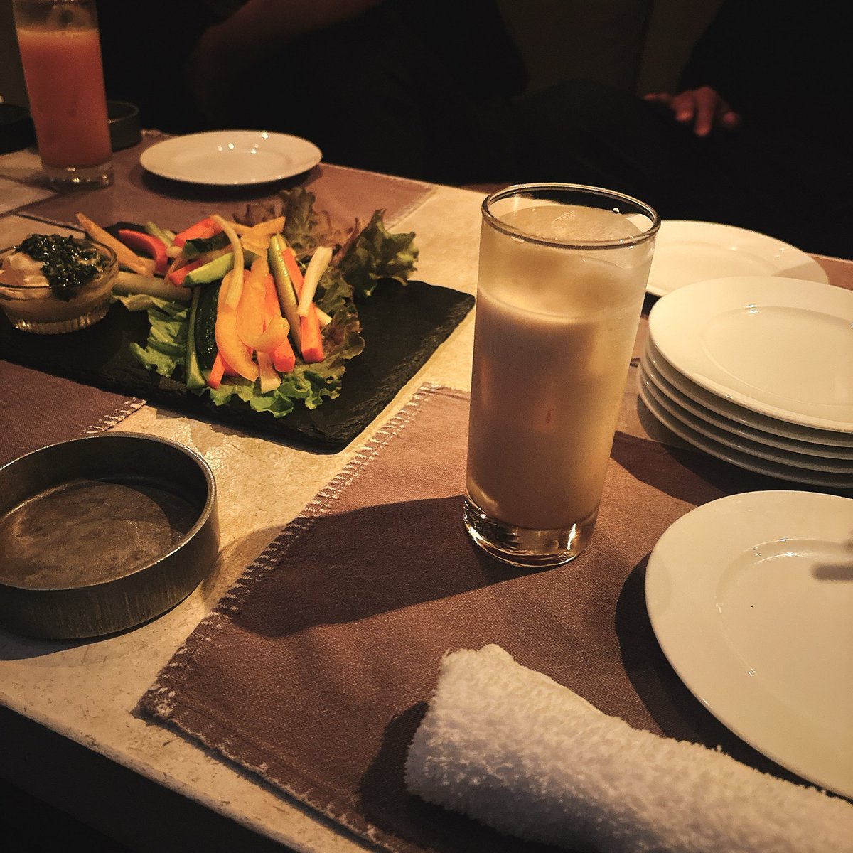YuMo_Kuma's tweet photo. 昨日は職場で飲み会で���た。
しこたま飲まされアルハラをされたので、ほぼ話したことのない後輩にアルハラをしました。
テキーラとワインとカクテルをメニューの端から僕が選んで勝手に頼んでました。

#飯テロ https://t.co/CXlUXDH91K