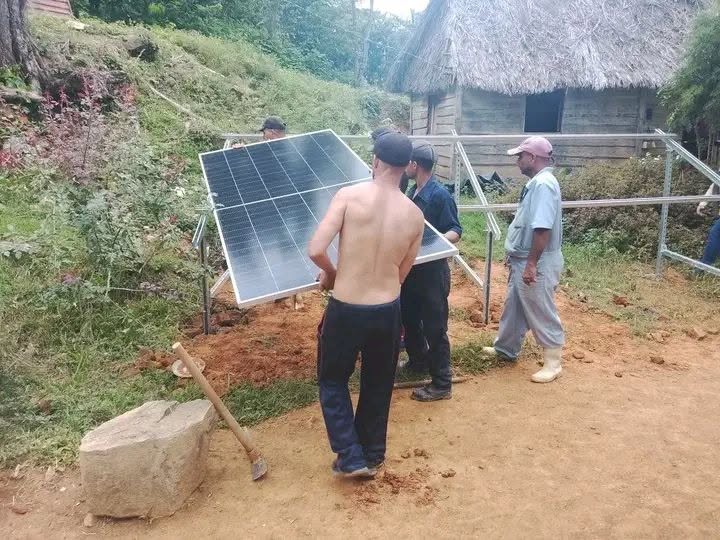 RadioGranma's tweet photo. En  medio de la crisis energética y el desabastecimiento de combustible,  154 sistemas fotovoltaicos de 2 kW ya iluminan centros vitales en la  provincia, y otros 403 hogares esperan ser electrificados. https://t.co/YowgPJvTMC