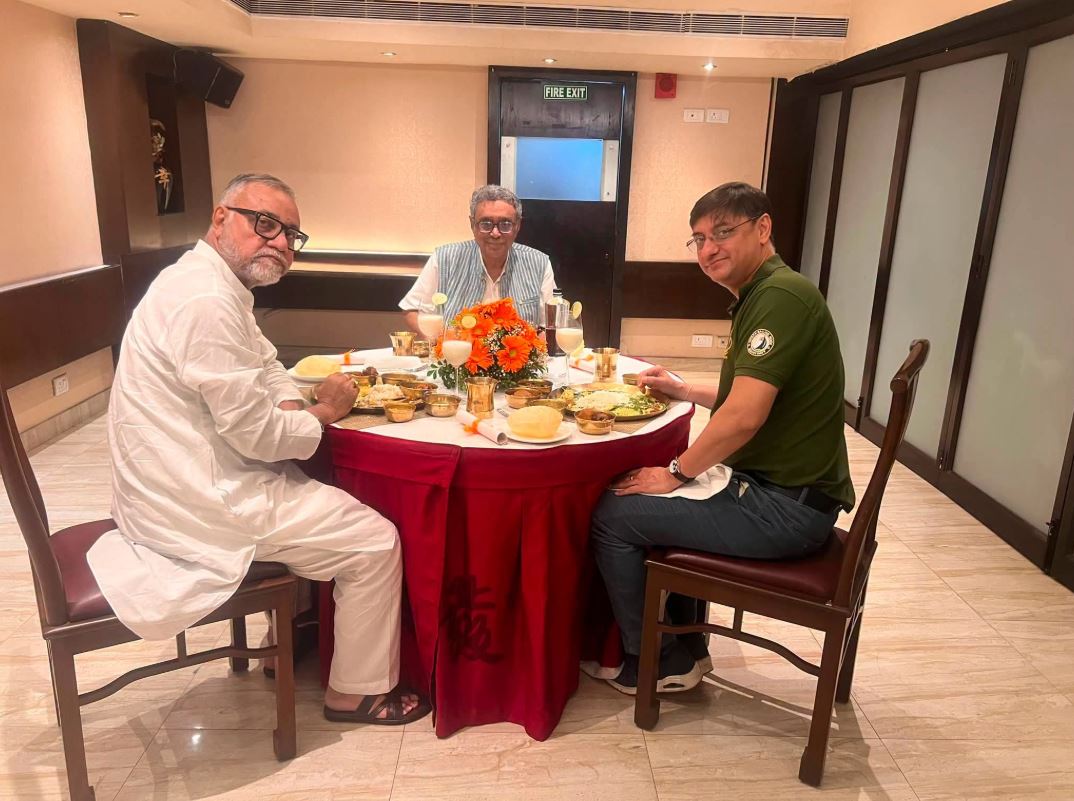 mukherji_speaks's tweet photo. Sanjeev Sanyal, Swapan Dashgupta, Tapas Roy met to discuss  economic and industry policy of Bengal.

Now it is clear that Sanyal will advice Bengal Gov.
NITI Ayog VC Ashok Lahiri made the road map.

Talented Bengalis are coming together, many more wish to join.

This is Bengal's real spirit. 
We will bring back Bengal's glory together