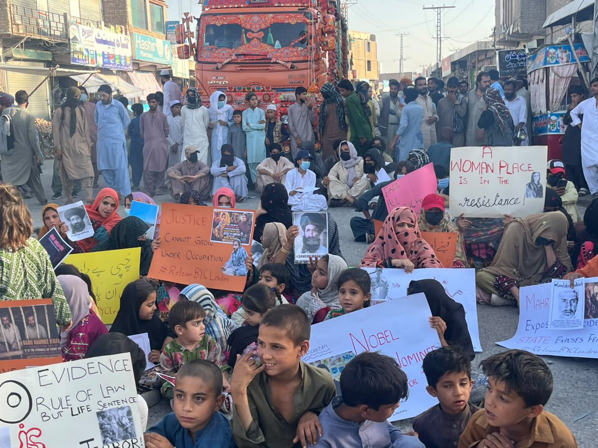 BalochYakjehtiC's tweet photo. آج بی وائی سی کے اسیر رہنماؤں کے اہلِ خانہ کی جانب سے برما ہوٹل، سریاب، کوئٹہ میں ایک پُرامن احتجاج کا اعلان کیا گیا تھا تاکہ اسیر رہنماؤں کی رہائی اور ان کے خلاف جاری کارروائیوں کے خلاف اپنی آواز بلند کی جا سکے۔
احتجاج کے آغاز سے قبل ہی پولیس اور دیگر قانون نافذ کرنے والے اہلکاروں کی بھاری نفری مقام پر تعینات تھی۔ جیسے ہی مظاہرین نے اپنا پُرامن احتجاج شروع کیا، انہیں منتشر کرنے کی کوشش کی گئی۔ اس دوران ڈاکٹر ماہ رنگ بلوچ کی چھوٹی بہن سمیت متعدد مظاہرین کو حراست میں لے لیا گیا۔
گرفتاریوں کے خلاف احتجاجاً مظاہرین نے بشیر چوک کو بند کر دیا اور مظاہرے کو دھرنے میں تبدیل کردیا۔ اس وقت بشیر چوک پر دھرنا جاری ہے اور جب تک باقی مظاہرین کو رہا نا کیا جائے گا تب تک مظاہرہ جاری رہے گا۔ ہم کوئٹہ کے با شعور عوام، انسانی حقوق کی تنظیموں، وکلا، سیاسی کارکنوں اور سول سوسائٹی سے اپیل کرتے کہ وہ دھرے میں شامل ہو کر اظہارِ یکجہتی کریں اور انصاف، بنیادی حقوق اور قانون کی بالادستی کے لیے اپنی آواز بلند کریں۔