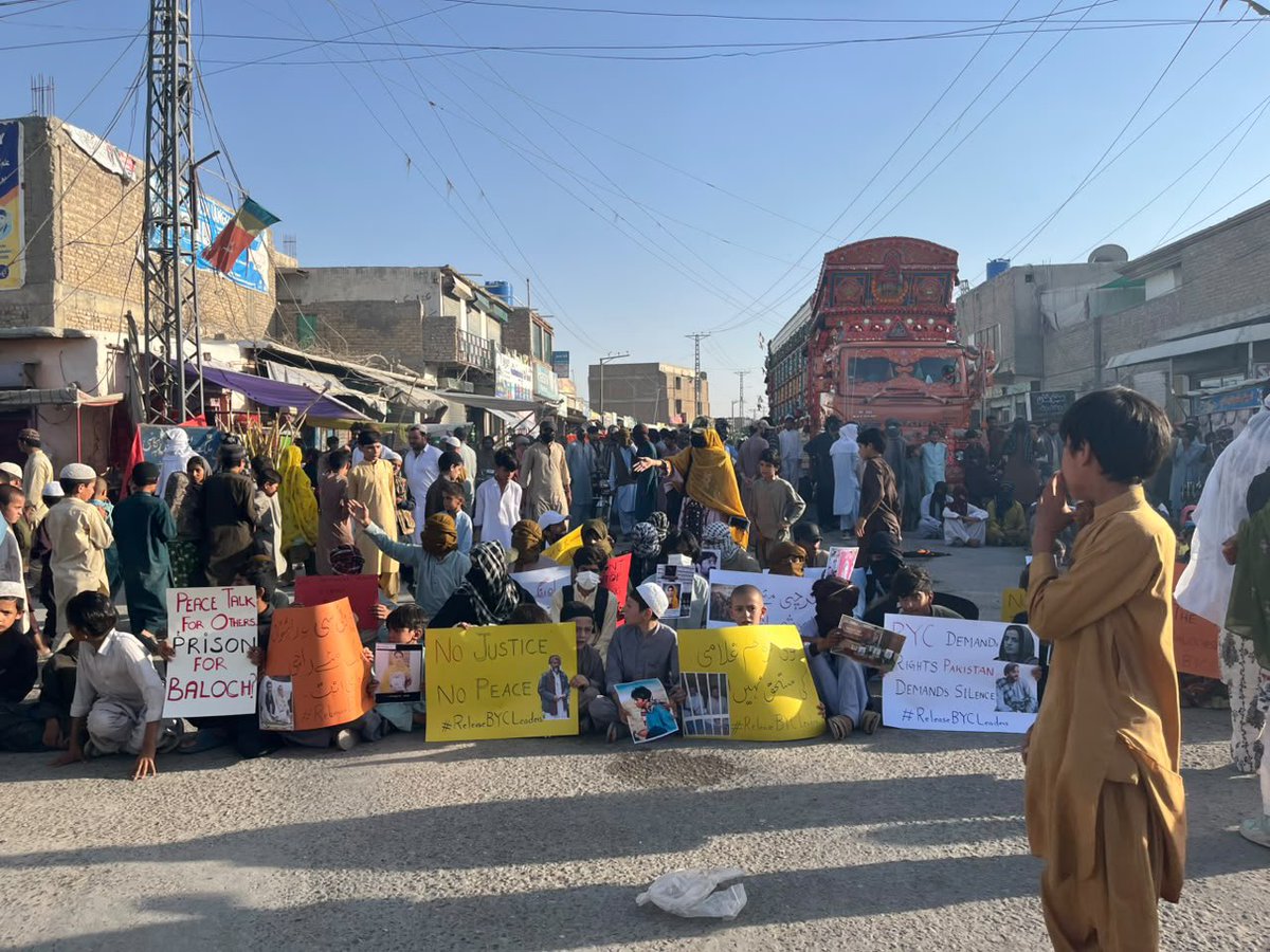 BalochYakjehtiC's tweet photo. آج بی وائی سی کے اسیر رہنماؤں کے اہلِ خانہ کی جانب سے برما ہوٹل، سریاب، کوئٹہ میں ایک پُرامن احتجاج کا اعلان کیا گیا تھا تاکہ اسیر رہنماؤں کی رہائی اور ان کے خلاف جاری کارروائیوں کے خلاف اپنی آواز بلند کی جا سکے۔
احتجاج کے آغاز سے قبل ہی پولیس اور دیگر قانون نافذ کرنے والے اہلکاروں کی بھاری نفری مقام پر تعینات تھی۔ جیسے ہی مظاہرین نے اپنا پُرامن احتجاج شروع کیا، انہیں منتشر کرنے کی کوشش کی گئی۔ اس دوران ڈاکٹر ماہ رنگ بلوچ کی چھوٹی بہن سمیت متعدد مظاہرین کو حراست میں لے لیا گیا۔
گرفتاریوں کے خلاف احتجاجاً مظاہرین نے بشیر چوک کو بند کر دیا اور مظاہرے کو دھرنے میں تبدیل کردیا۔ اس وقت بشیر چوک پر دھرنا جاری ہے اور جب تک باقی مظاہرین کو رہا نا کیا جائے گا تب تک مظاہرہ جاری رہے گا۔ ہم کوئٹہ کے با شعور عوام، انسانی حقوق کی تنظیموں، وکلا، سیاسی کارکنوں اور سول سوسائٹی سے اپیل کرتے کہ وہ دھرے میں شامل ہو کر اظہارِ یکجہتی کریں اور انصاف، بنیادی حقوق اور قانون کی بالادستی کے لیے اپنی آواز بلند کریں۔