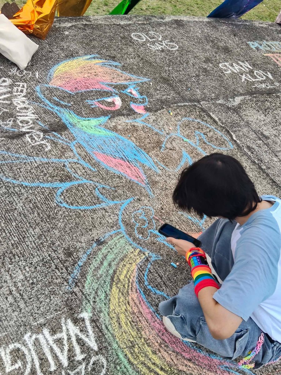 _Maka_11's tweet photo. I drew Rainbow Dash for Pride Month! https://t.co/2xI6k4gt7x