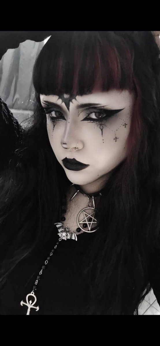 anah_11's tweet photo. 🦇 https://t.co/L2G2w6eSft