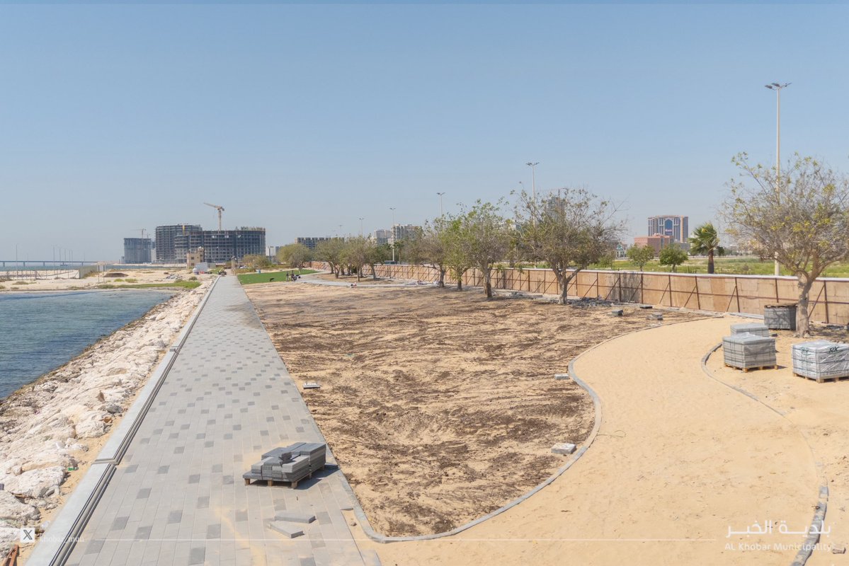 Khobar_mun's tweet photo. #بلدية_الخبر 

في كورنيش الخبر الجنوبي نواصل أعمال تطوير ( المرحلة الأخيرة ) باعتباره منطقة جذب سياحية وواجهة بحرية لمدينة #الخبر ومتنفساً ترفيهياً عالي المواصفات بخدمات عصرية

🔷 المسطحات الخضراء 10.000م2 🌳🌿
🔷 ازالة الساند الحجري واستبدالة بسور الالمنيوم 
🔷 كراسي جلوي 🛋️
🔷 انارة جمالية 💡
🔷 مواقف للسيارات 🚌

#أمانة_المنطقة_الشرقية