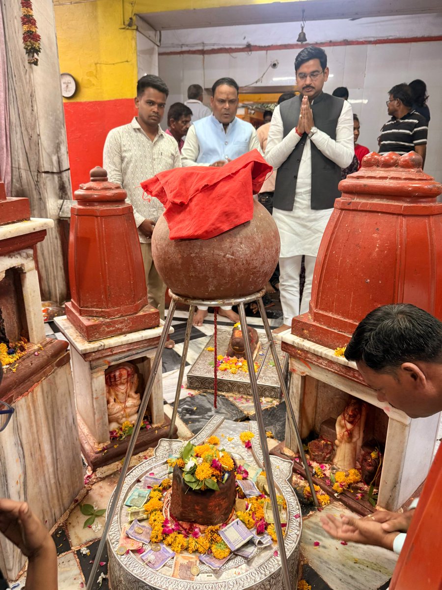 Ashish_HG's tweet photo. दतिया में सोमवार को माँ पीताम्बरा की कृपा एवं महादेव के आशीर्वाद का सौभाग्य… 🙏🔱

🚩जय माँ पीताम्बरा!
🔱 हर हर महादेव!! https://t.co/6Z7pAWID82