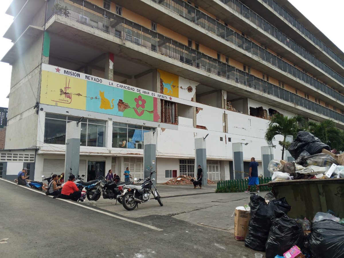 AlexVirgolini's tweet photo. 🇻🇪 DENUNCIA PÚBLICA: El edificio de Misión Vivienda en Nuevo Circo, Caracas, tiene orden de evacuación por riesgo de colapso. Pese a esto, obligan a empleados de @MisionNevado a asistir, poniendo en peligro sus vidas. ¡Exigimos seguridad laboral! 🚨🇻🇪 #Caracas #Denuncia https://t.co/XQi3f8mrVu