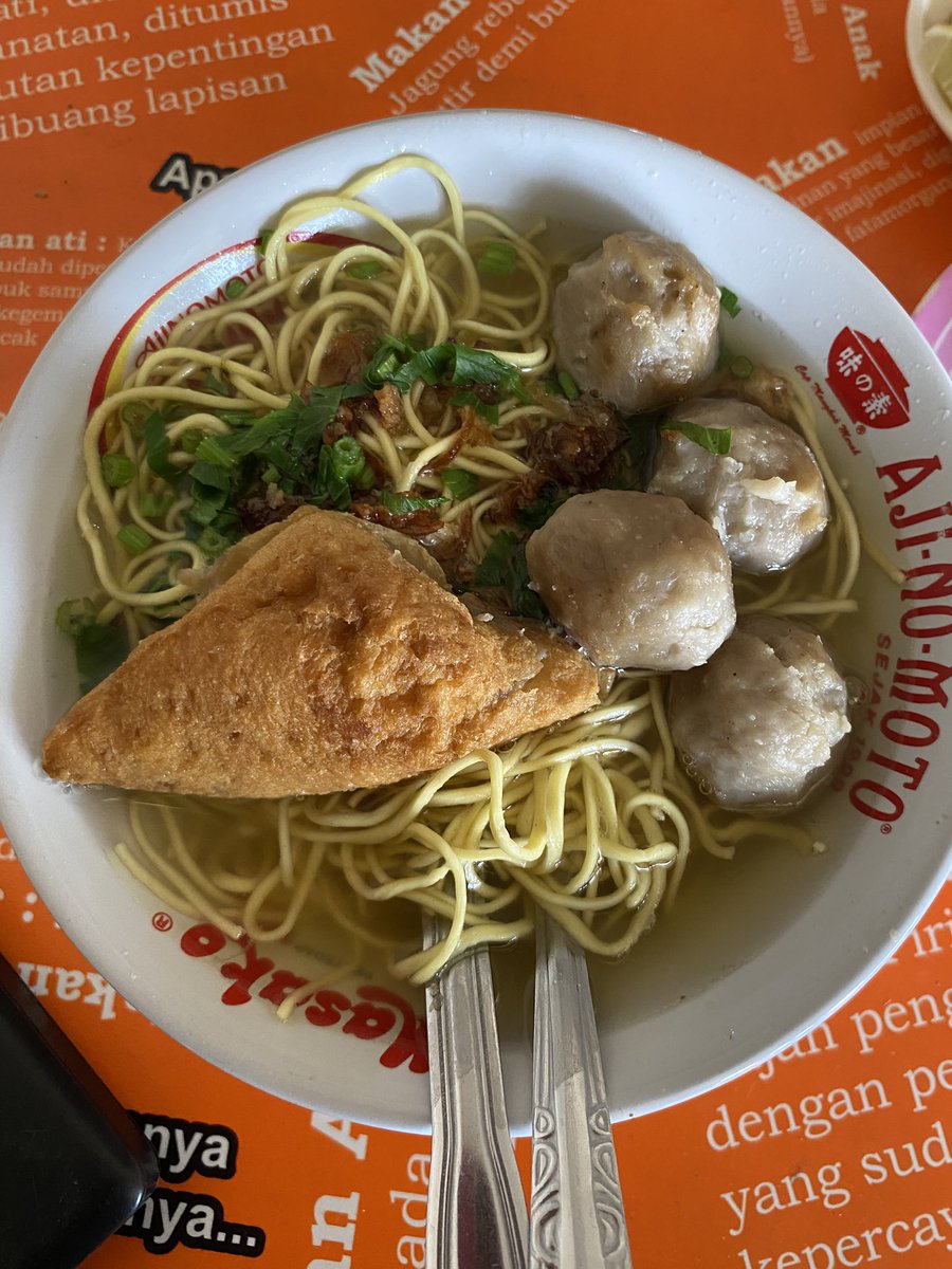 esjelly_'s tweet photo. makan malam di traktir sama ibunda karna sudah menjaga di rs🙂‍↕️
bakso inj 2x lipat harga bakso kemarin wkwkw tapi kuahnya muantep poll rek seger bgt😖🫰🏻 di makassar makanannya blm ada yang gagal🫶🏻 https://t.co/oZ1PbuLL0j